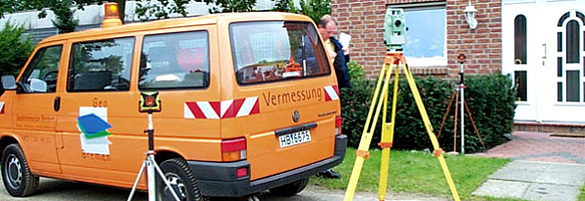 MessKW und Messgeräte vor einem Haus