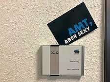 Türschild mit Postkarte